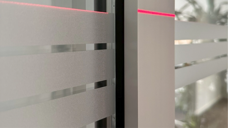 sichtschutzfolien streifen als anlaufschutz und durchlaufschutz auf glastür mit laser ausgerichtet