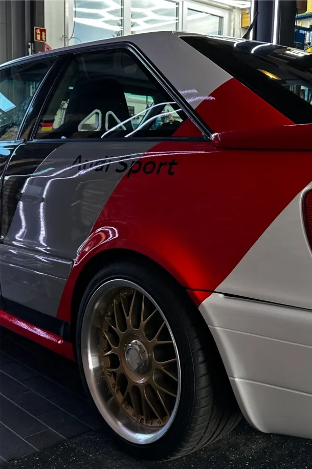 car-wrapping als komplettfolierung an oldtimer audi im rennwagendesign