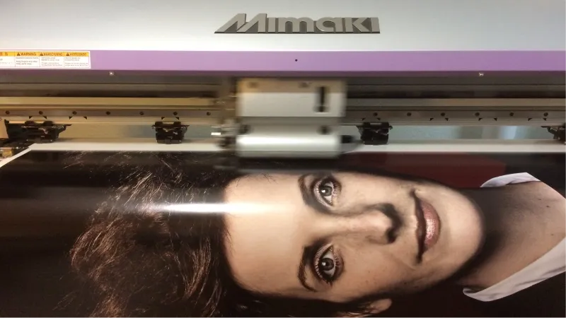 produktion eines grossformatigen digitaldrucks auf industriellem drucker