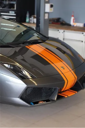 Orangene Folien Streifen mittig über einen Lamborghini