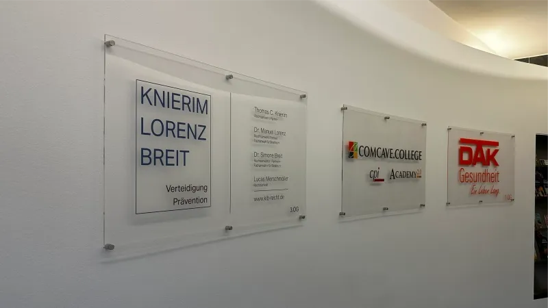 acrylschilder mit edelstahl abstandshaltern als firmenbeschilderung im innenbereich