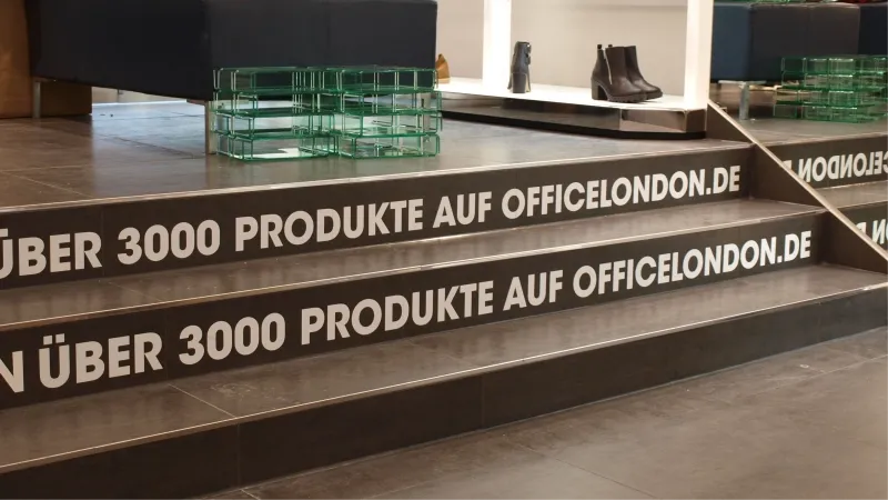 beschriftung auf treppenstufen als werbliche bodenbeschriftung im innenbereich