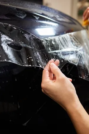 Montage einer Lackschutzfolie für die Motorhaube